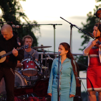 A group of people playing music in Dzelzs vilks ielīgo '09.