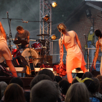 Keywords: People, stage.