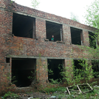 An abandoned brick building in Iļģuciems.