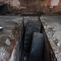 A Skulte-themed room with a tire in the middle of the floor.
